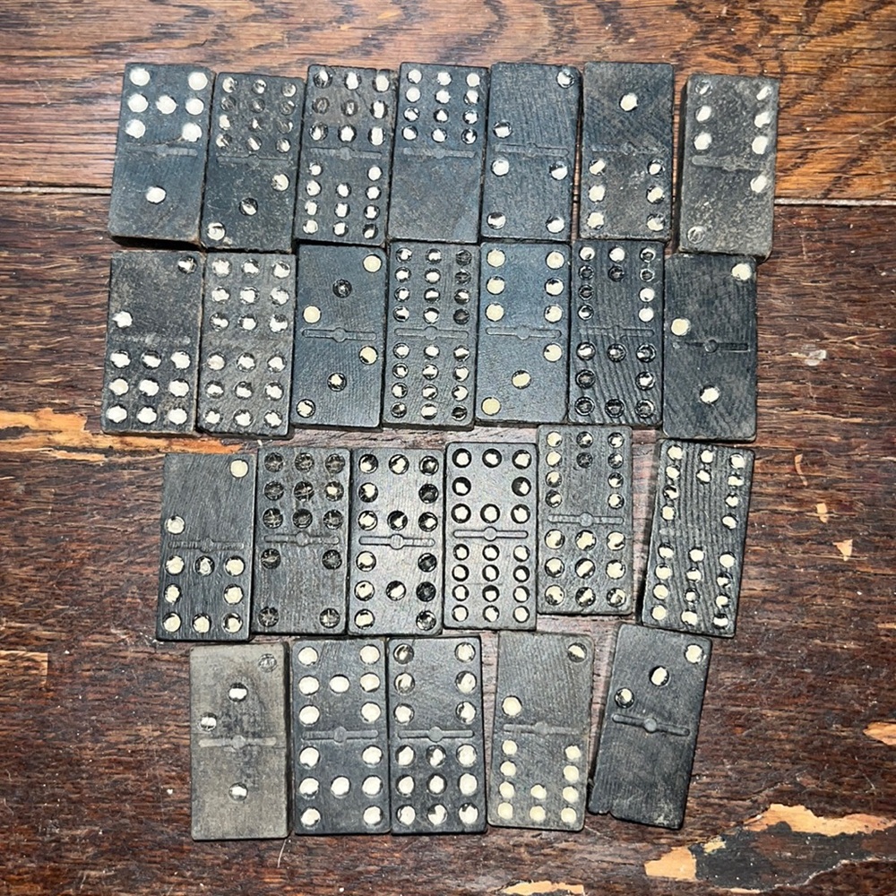 Incomplete vintage lion dice set (25 pcs)
